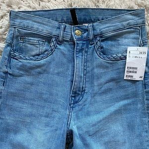 H&M Wide Flare Lightwash Jeans. Size 6